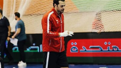 إبراهيم المصري يتسلم كأس البطولة