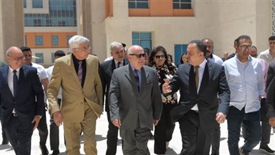 محافظ  أسيوط يزور جامعة بدر ويتفقد قافلة طبية مجانية ومعرضًا فنيًا لطلاب الفنون التطبيقية