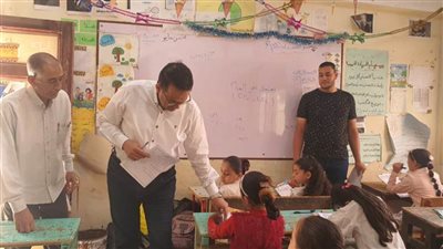  بالصور.. وكيل وزارة التعليم بالغربية يتفقد سير امتحانات النقل بشرق طنطا