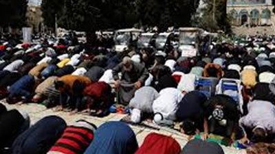 الضفة الغربية:أهالي بلدة بروقين يؤدون صلاة الجمعة على أطرافها رفضا للإعتداءات الإسرائيلية