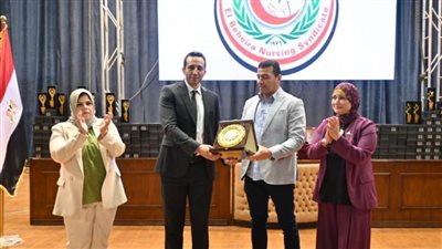 لتفانيهم في العمل.. تكريم 500 شخص من الأطقم التمريضية المتميزة 