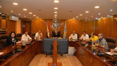 محافظ أسيوط يعقد اجتماعًا مع مسؤولي الجمعيات الأهلية لبحث آليات دعم الأسر الأكثر احتياجًا وتعظيم الإنتاج