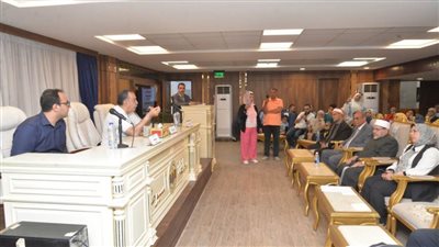 محافظ أسيوط يسلم 320 حاجًا من الجمعيات الأهلية تأشيرات السفر وملابس الإحرام 