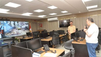 محافظ أسيوط يتابع من داخل مركز السيطرة جهود إخماد حريق بحظائر مواشي بأبوتيج