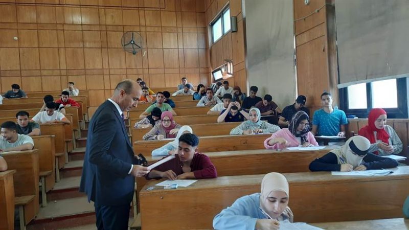 جانب من متابعة الامتحانات