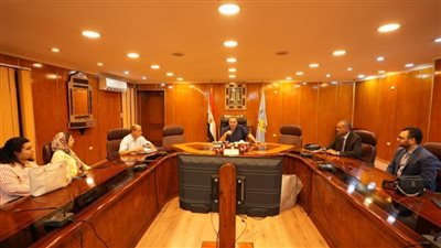 محافظ أسيوط يعقد اجتماعًا مع خريجي الطب البيطري لمتابعة مبادرة تدريبهم وتشغيلهم بالمجازر الحكومية