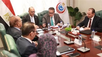 وزيرا الصحة والعمل يبحثان آليات تنظيم مهنة 