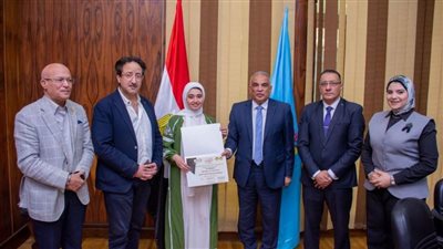  بالصور.. رئيس جامعة طنطا يكرم المتدربات المشاركات في الدورة المجانية لتعليم الحياكة والتطريز