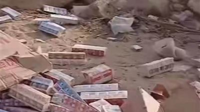 انقلاب شحنة سجائر وأدخنة بالطريق الزراعي بأسوان