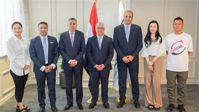 رئيس اقتصادية قناة السويس يشهد توقيع عقد مشروع جديد مع شركة 