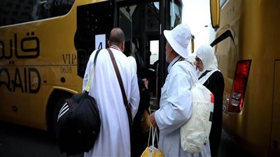 توافد حجاج بعثة حج القرعة من المدينة المنورة إلى مكة المكرمة في أجواء إيمانية وتيسيرات كبيرة