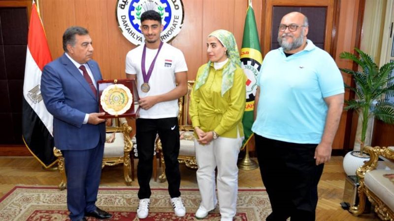 تكريم اللاعب ومدربه