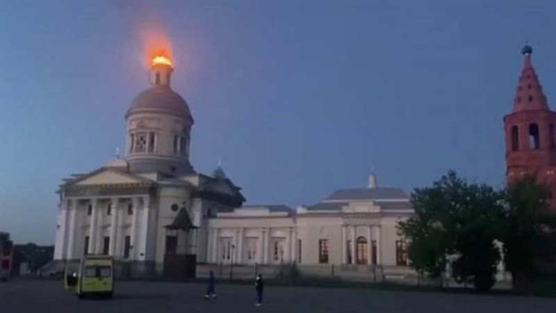 قمة الكاتدرائية تحترق