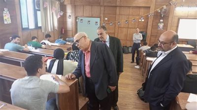 نائب رئيس جامعة دمنهور يتابع سير الامتحانات بكليتي الهندسة والآداب