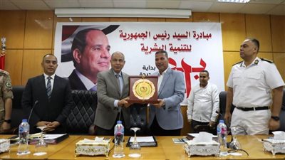  محافظ المنيا يُكرم السكرتير العام لجهوده في خدمة العمل التنفيذي