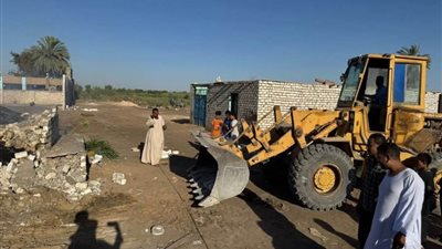 الأهالي يقتحمون وكرًا للاتجار في المخدرات بقرية النجاجرة بكوم أمبو بأسوان ويشعلون النار فيه