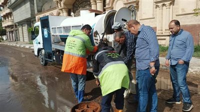 بالصور.. سحب مياه الأمطار ورفع المخلفات وتسليك بلاعات الصرف الصحي بشوارع رشيد 
