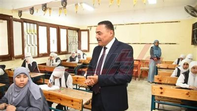 محافظ مطروح يتفقد انطلاق ماراثون امتحانات الشهادة الإعدادية بالمحافظة 