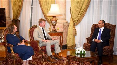 وزير الخارجية يلتقي السيناتور تيم شيهي عضو لجنة الخدمات العسكرية بمجلس الشيوخ الأمريكي