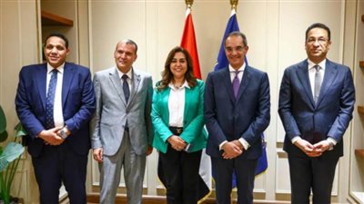 وزيرا الاتصالات والتنمية المحلية يشهدان توقيع اتفاق لتوفير الأجهزة التكنولوجية