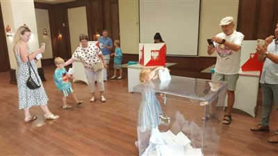 السياح البولنديون بالغردقة يدلون بأصواتهم في الانتخابات الرئاسية جولة الإعادة |صور