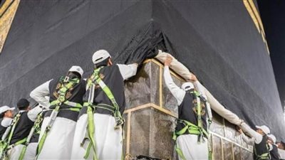 رفع كسوة الكعبة.. تقليد سنوي يسبق الاستعداد لموسم الحج