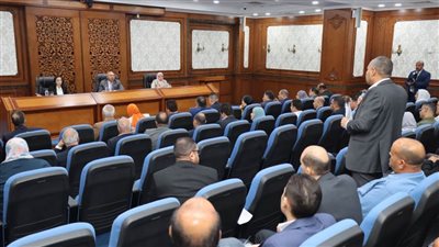 الوزير يبحث مع محافظ ومستثمري البحيرة تحديات المناطق الصناعية بالمحافظة 