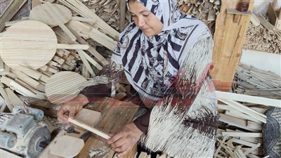 سيدة شرقاوية تصنع الأمل من خشب.. وتكافح الإكزيما في صمت