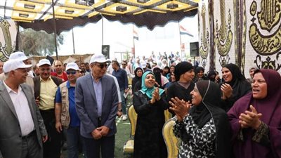 محافظ المنيا يتفقد مدرسة المزارعين الحقلية بقرية منشأة المغالقة 