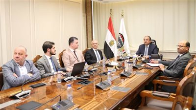 وزير قطاع الأعمال العام يلتقي وفدًا من 