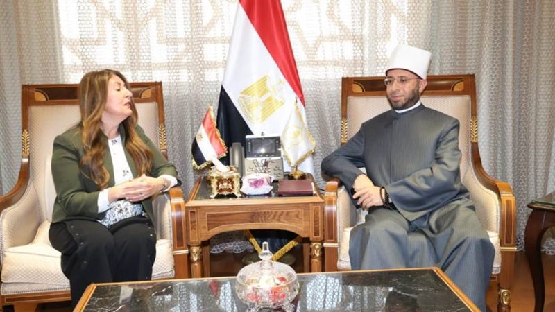 وزير الأوقاف والسفيرة