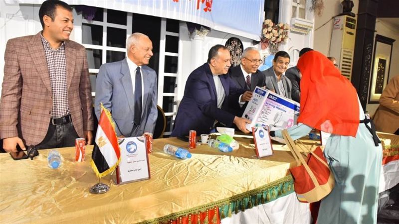 جانب من توزيع الهدايا