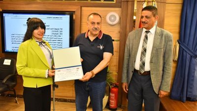 محافظ أسيوط يكرم موظفة بديوان المحافظة من ذوي الهمم لتكريمها من رئيس الجمهورية