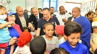 محافظ أسيوط يشارك أطفال معهد الأورام فرحتهم بقرب حلول عيد الأضحى ويوزع الهدايا والملابس