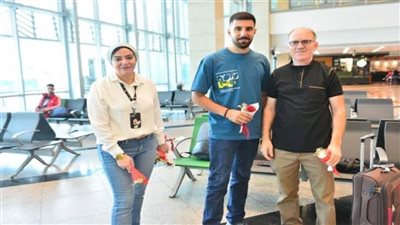 مطار القاهرة يحتفل باليوم العالمي للبيئة بتوزيع ورود على المسافرين