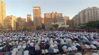 المواطنون يؤدون صلاة عيد الأضحى في المساجد والساحات