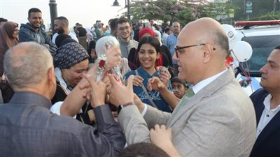 محافظ القليوبية ورئيس جامعة بنها ومدير الأمن يوزعون الورود على المحتفلين بعيد الأضحى
