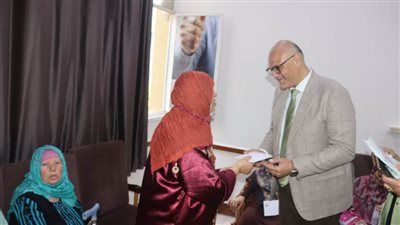 محافظ القليوبية يوزع الهدايا والورود على المسنين فى أول أيام عيد الأضحى