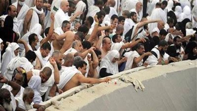 حجاج بيت الله يرمون الجمرات في منى صباح عيد الأضحى