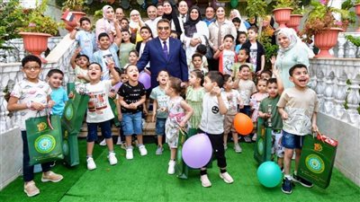 محافظ الدقهلية يقدم الهدايا لأطفال داى المساعي للأيتام احتفالًا بعيد الأضحى 