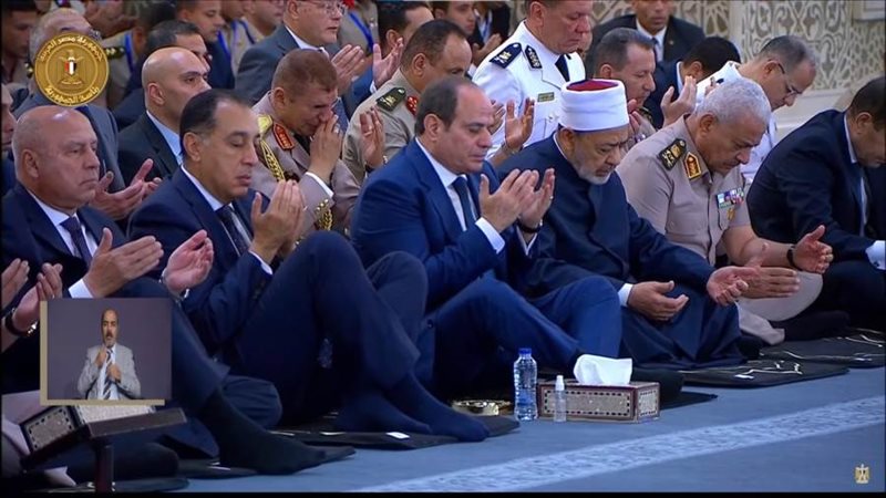 الرئيس يؤدي صلاة