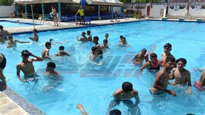 إقبال الأطفال والشباب على حمامات السباحة بمراكز الشباب والأندية بكفر الشيخ