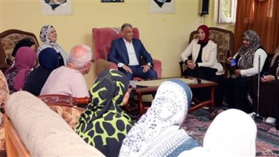 محافظ الإسماعيلية يشارك نزلاء قصر ضيافة كبار السن احتفالهم بالعيد