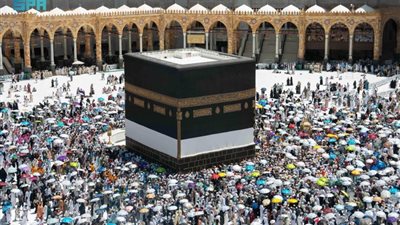 الحجاج المتعجلون يؤدون طواف الوداع