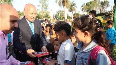 محافظ القاهرة يشارك المواطنين احتفالهم بعيد الأضحى بالحديقة الدولية ويوزع الورود والحلوى والألعاب على الأطفال