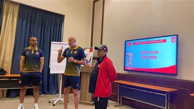 جوزراند يعقد اجتماعا فنيا مع منتخب البحرين للكرة الطائرة في معسكر مصر