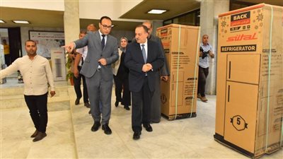 محافظ أسيوط يوزع 10 أجهزة عرائس على الأسر الأولى بالرعاية