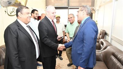 رئيس جامعة قناة السويس يهنئ العاملين بالمبنى الإداري بعيد الأضحى المبارك