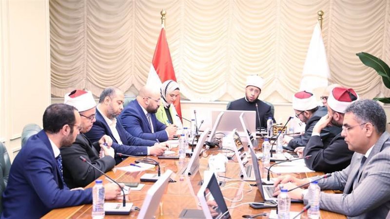 وزير الأوقاف في اجتماع