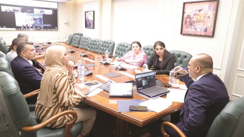 وزير العمل يبحث مع